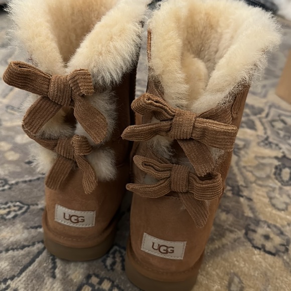Ugg bow boots size 11 - Picture 2 of 4